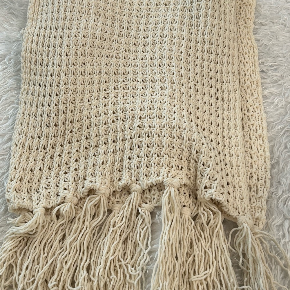 Hollister Oversized Knit Ecru Shawl/Scarf Tassel Fringe Hems Cream Boho Soft